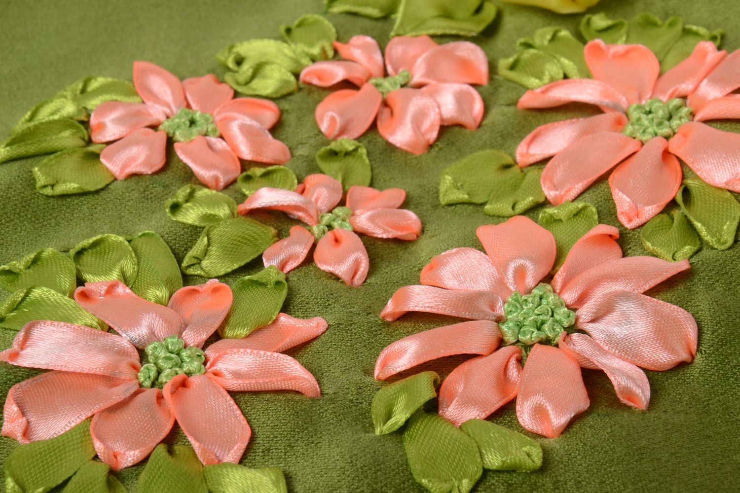 Künstlicher handgemachter Stoff Kissen mit Blumenmuster aus Atlas für Dekor foto 3