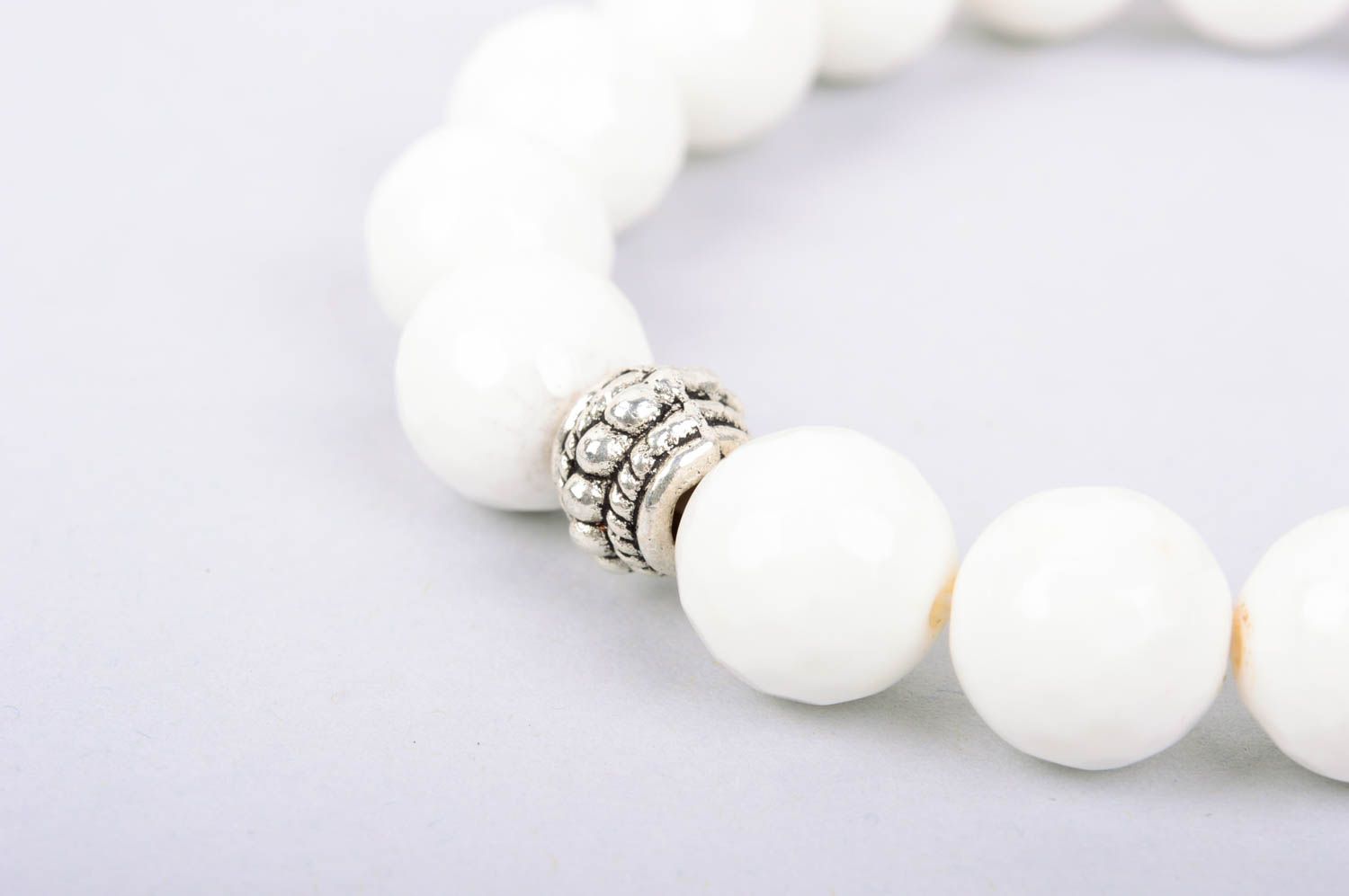 Bracelet en pierres naturelles Bijou fait main blanc Accessoire femme original photo 4