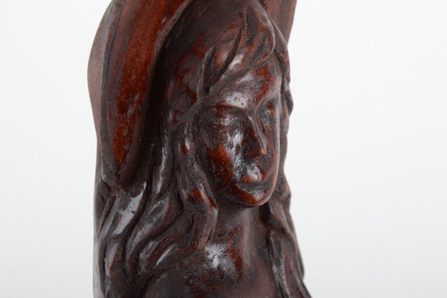 Handmade Statuette aus Holz auf Tisch Junge Dame mit Öko Lack bedeckt Getönt Nett foto 3