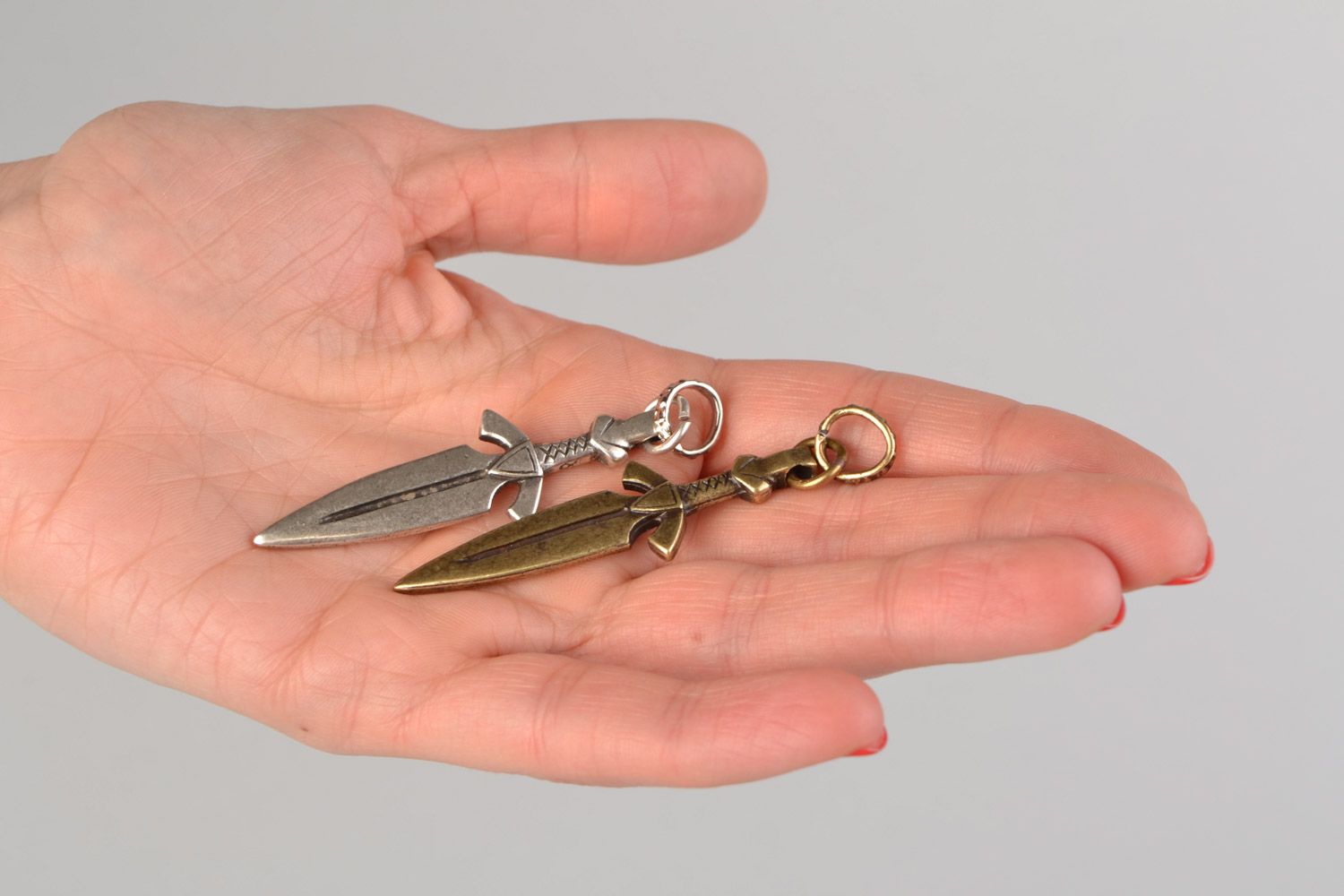 Set of 2 handmade designer metal neck pendants in the shape of knives unisex photo 2