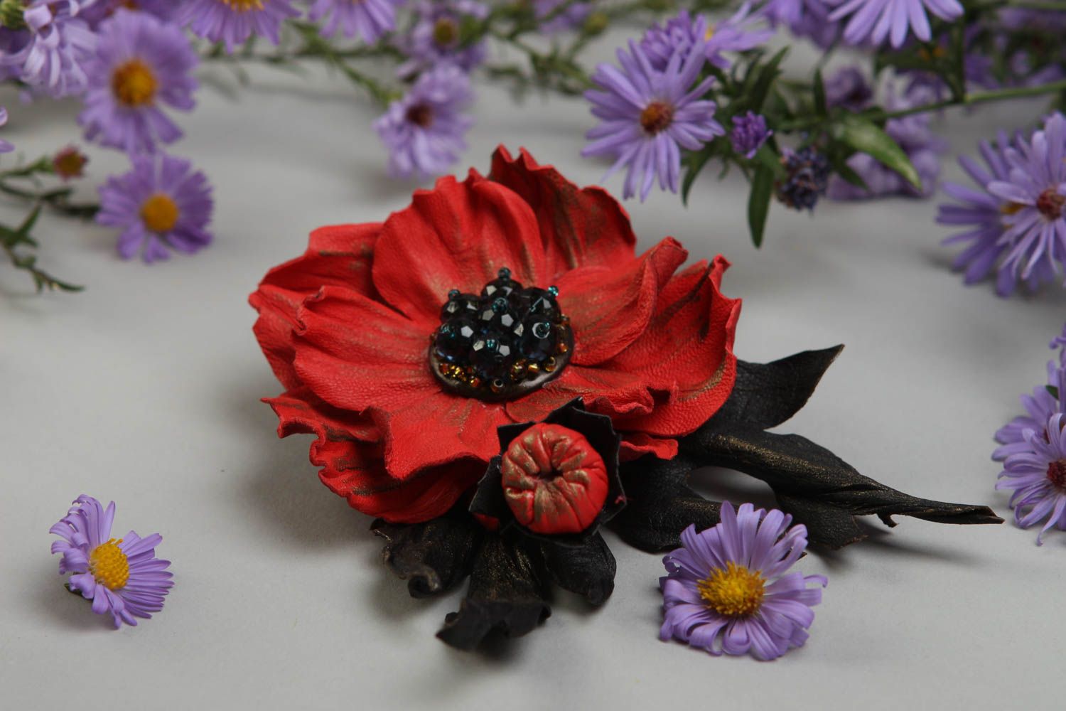 Spilla a forma di fiore fatta a mano accessorio originale da donna in pelle foto 1