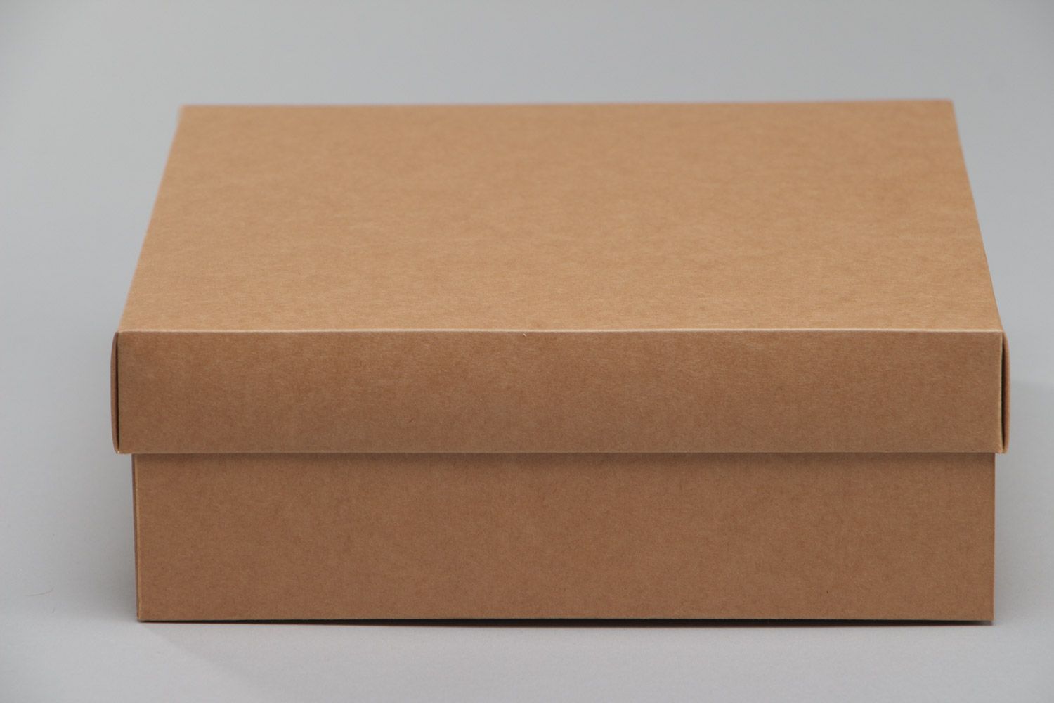 Petite boîte en carton brune carrée pour cadeaux faite main élégante recherchée  photo 2