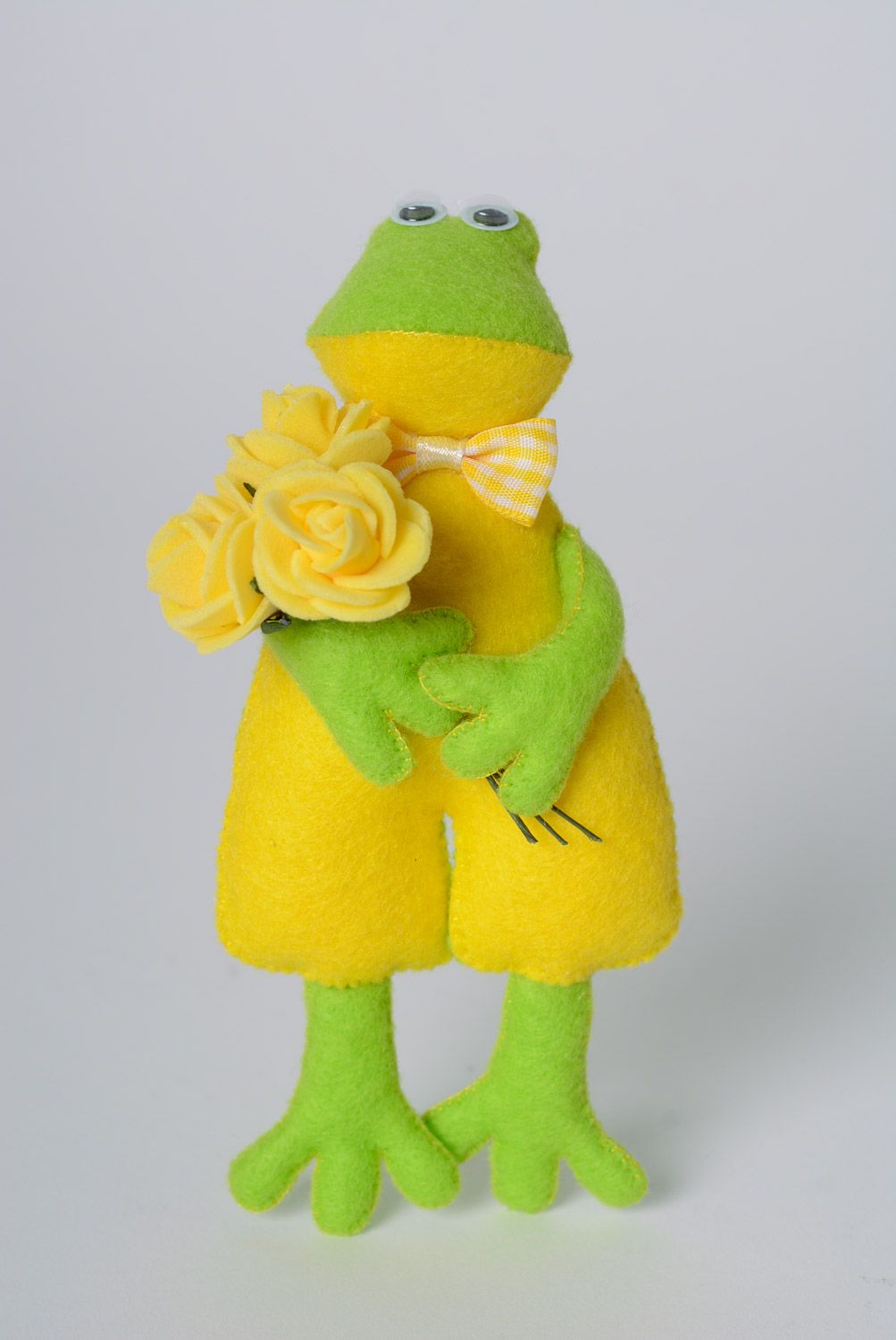 Мягкая желто-зеленая игрушка лягушонок ручной работы из фетра маленькая забавная фото 1