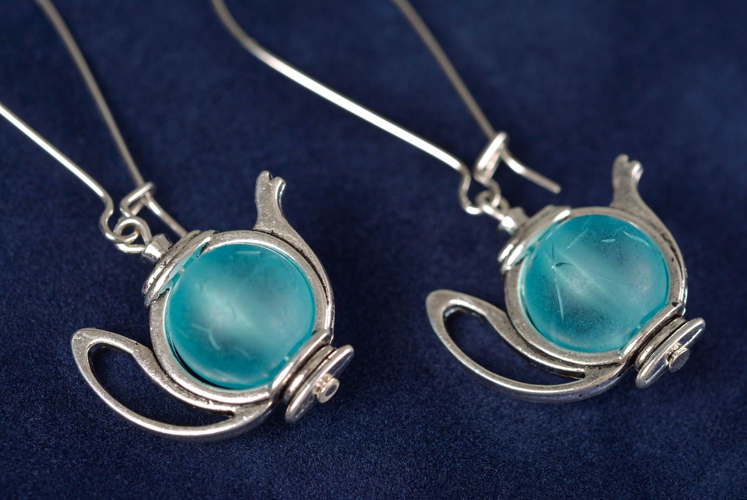 Boucles d'oreilles théières avec perles plastiques bleues faites main originales photo 4