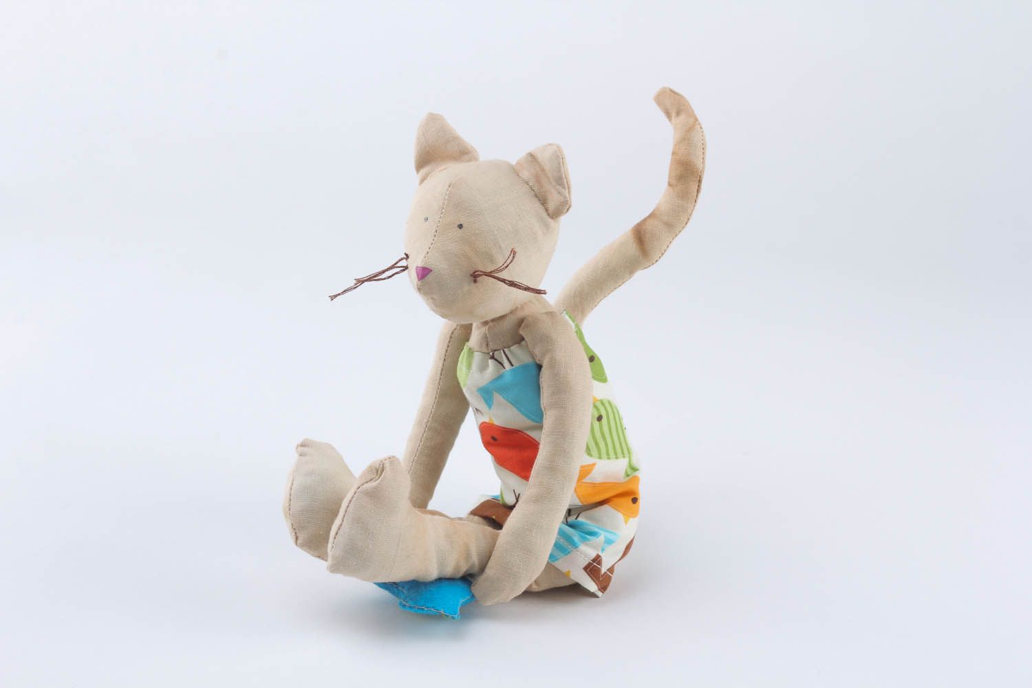 Brinquedos macios feito de têxtil na forma de um gato foto 1