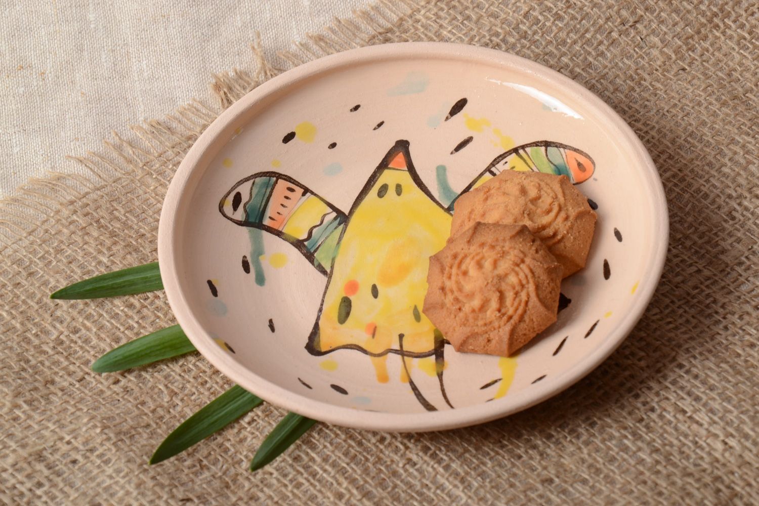 Plato artesanal de cerámica decorado con pintura utensilio de cocina original foto 1
