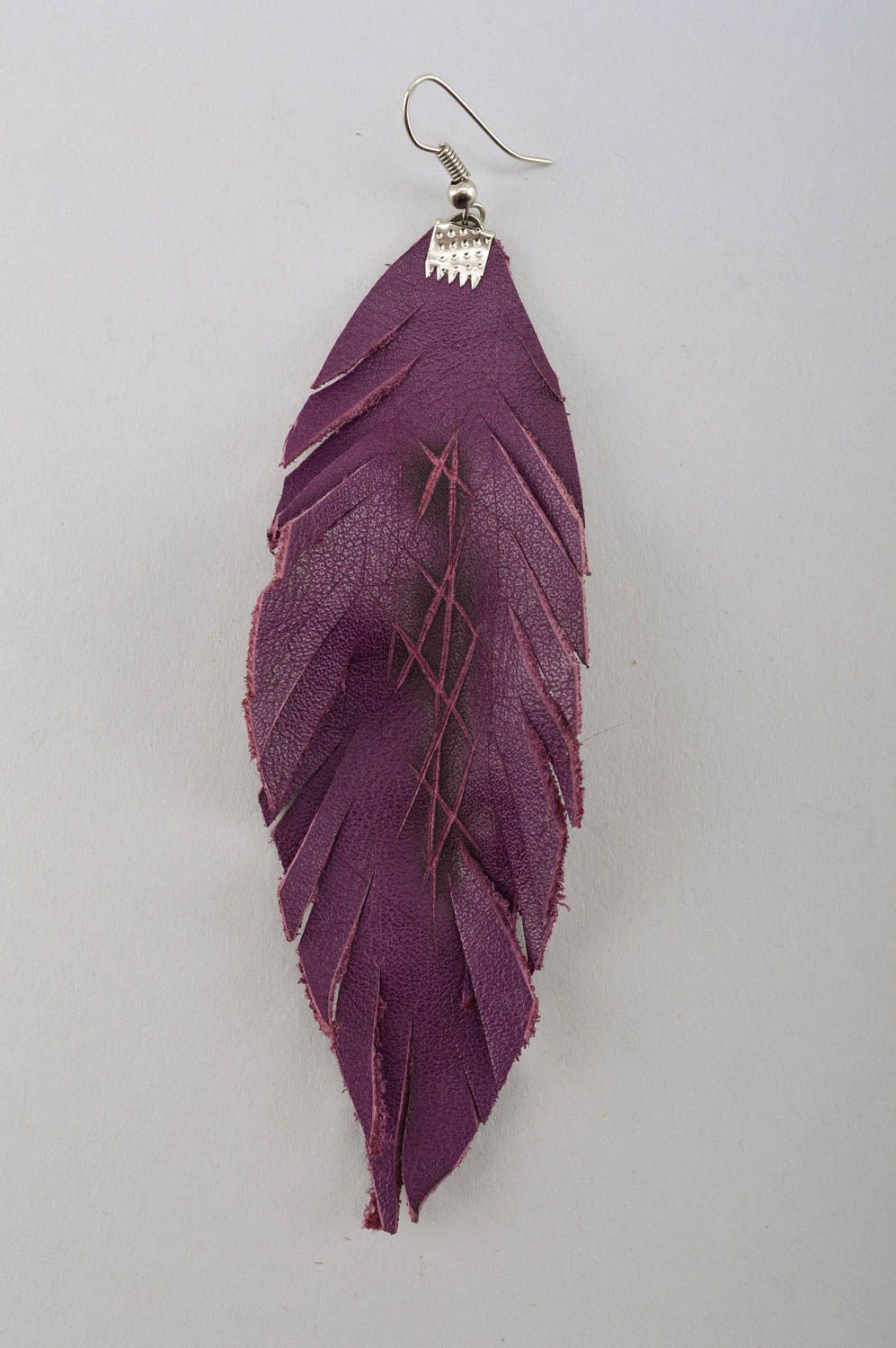 Boucles d'oreilles longues Bijou fait main plumes violettes en cuir Cadeau femme photo 5