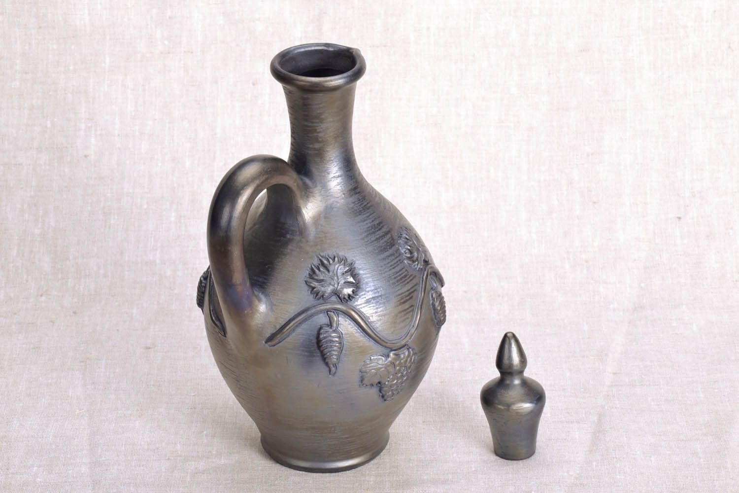 Jarro de argila com elementos moldados feito à mão louça de cerâmica decorativa artesanal foto 3