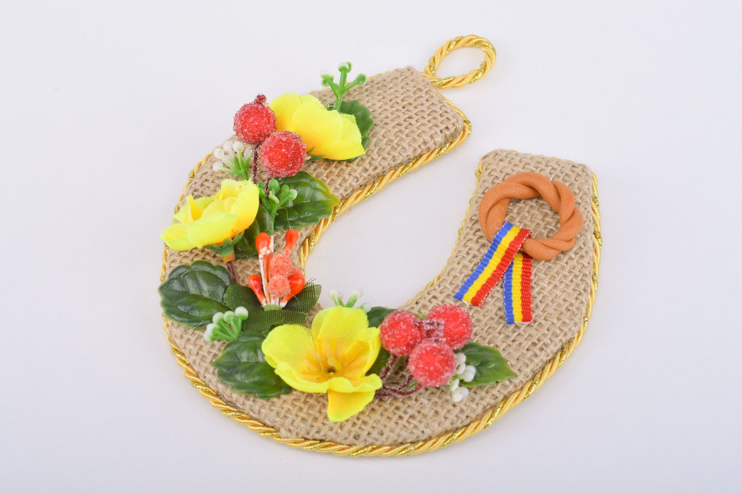 Colgante decorativo con forma de herradura de harpillera con flores artesanal foto 2