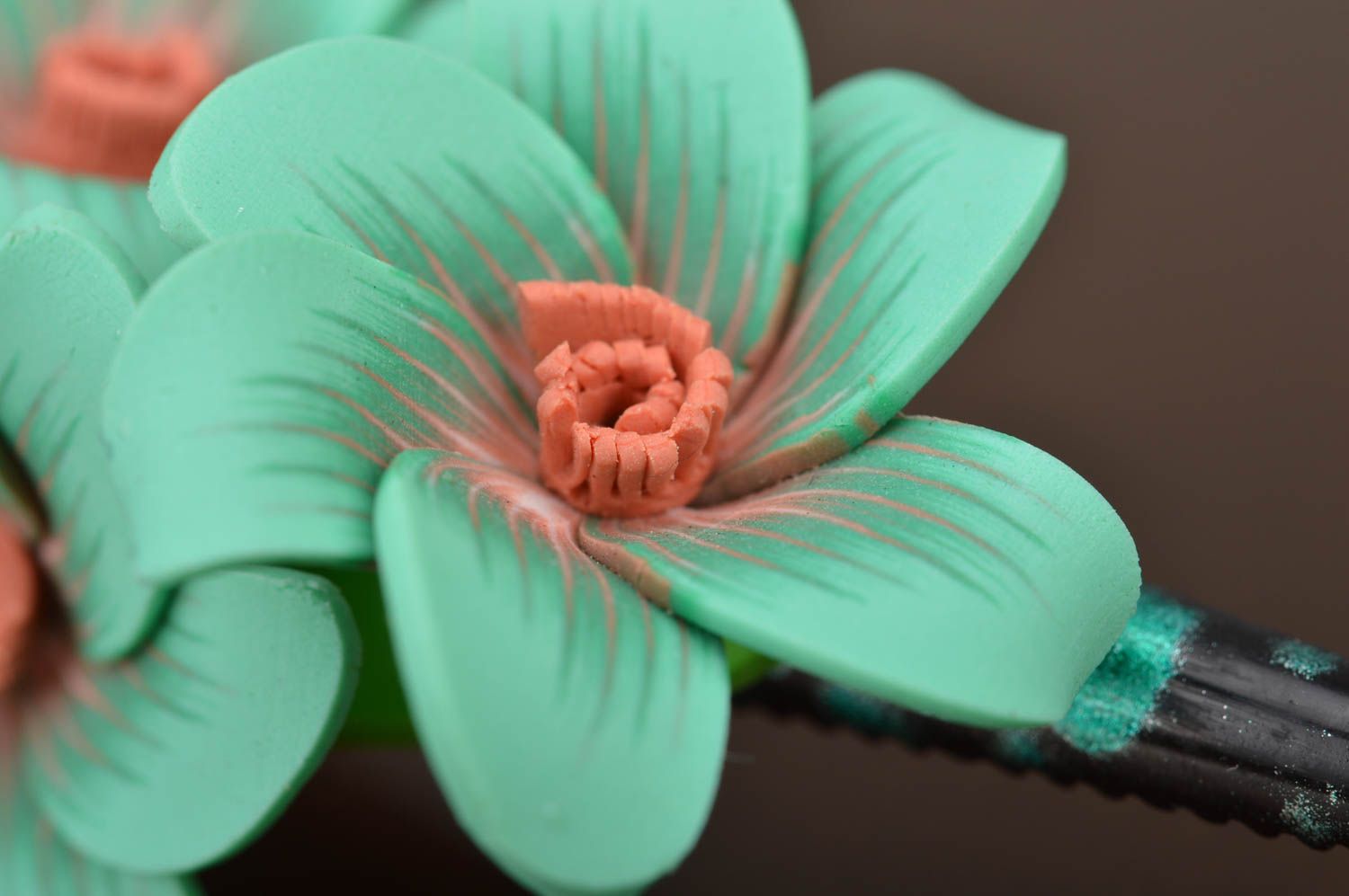 Barrette à cheveux turquoise avec fleurs en pâte polymère faite main design photo 4