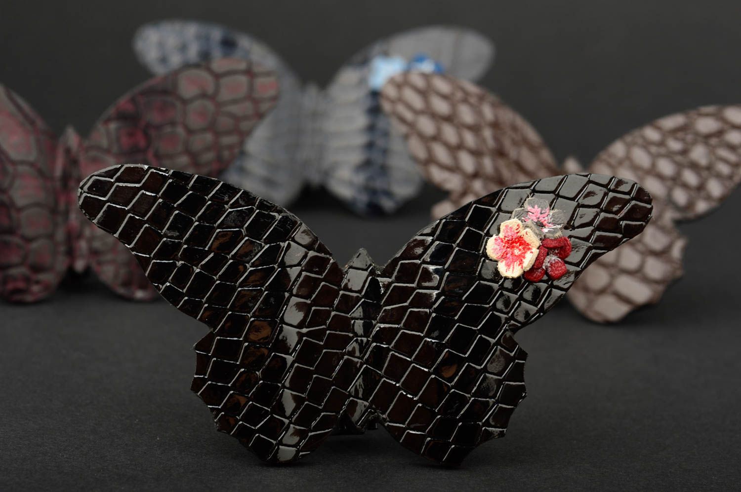 Broche design faite main Bijou en cuir naturel papillon noir Cadeau femme photo 1