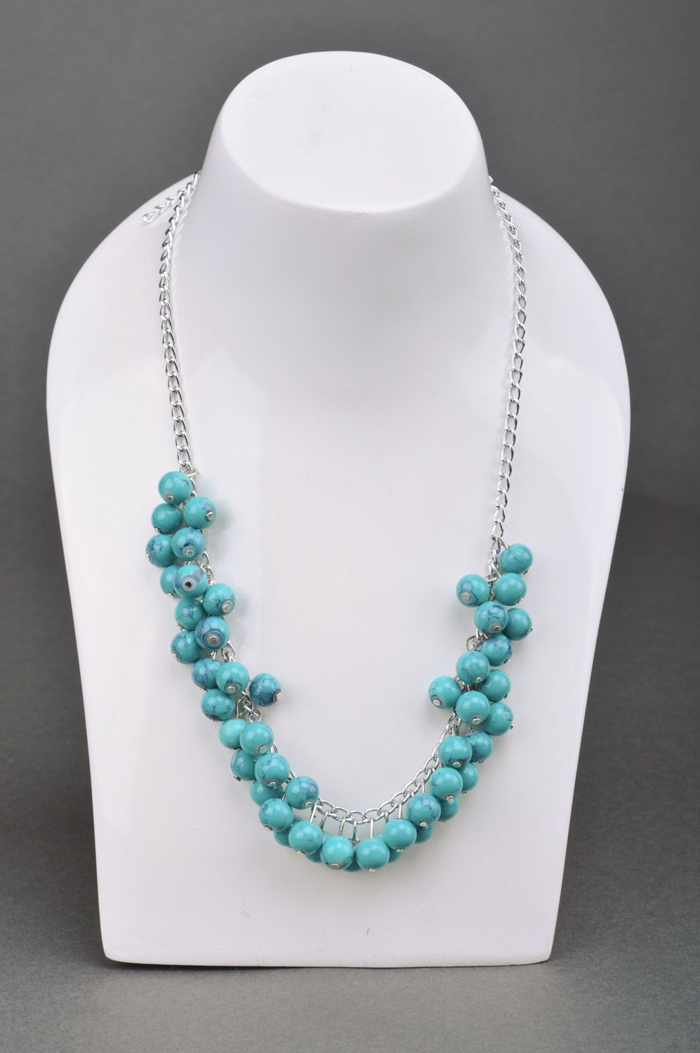 Long collier en perles de céramique bleu sur chaînette métallique fait main photo 1