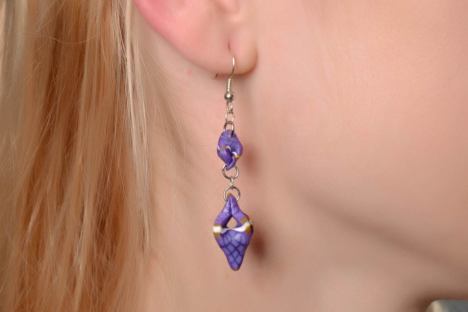 Boucles d'oreilles en argile polymère violettes originales photo 4