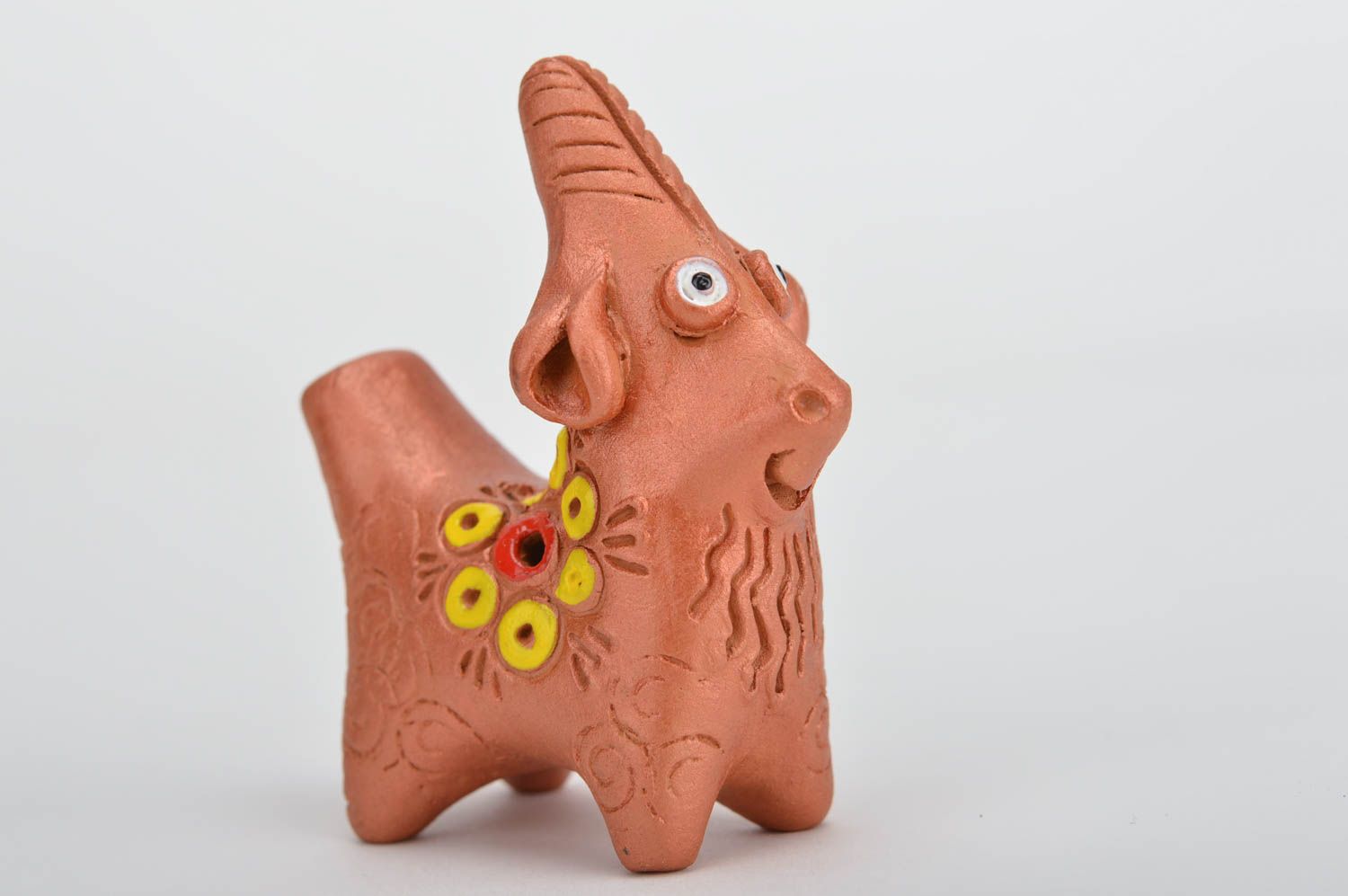 Глиняная свистулька в виде козлика с цветком на боку игрушка ручной работы фото 4