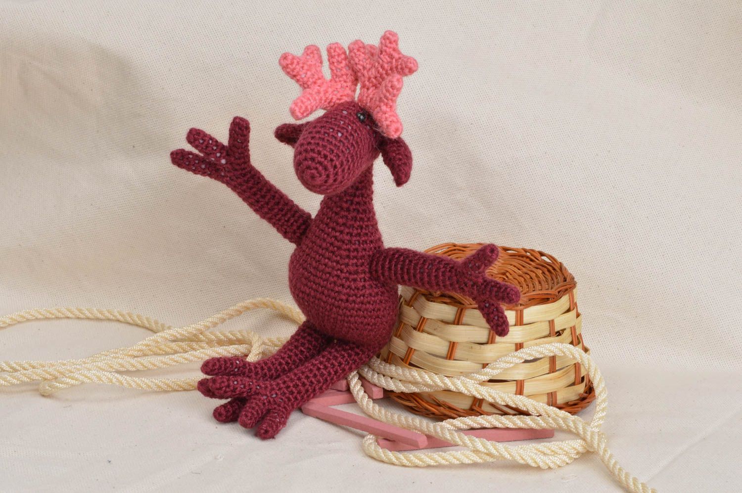 Peluche cerf bordeaux tricotée petite originale belle faite main pour enfant photo 1