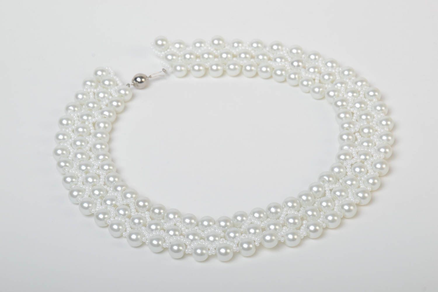 Handmade massives Collier aus Perlen und Glasperlen weiß festlich für Damen foto 2