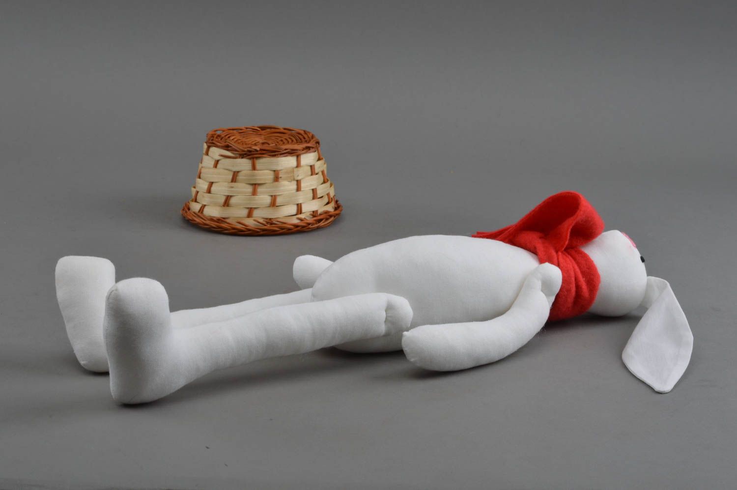 Мягкая игрушка ручной работы заяц белый с красным шарфом из льняной ткани фото 2