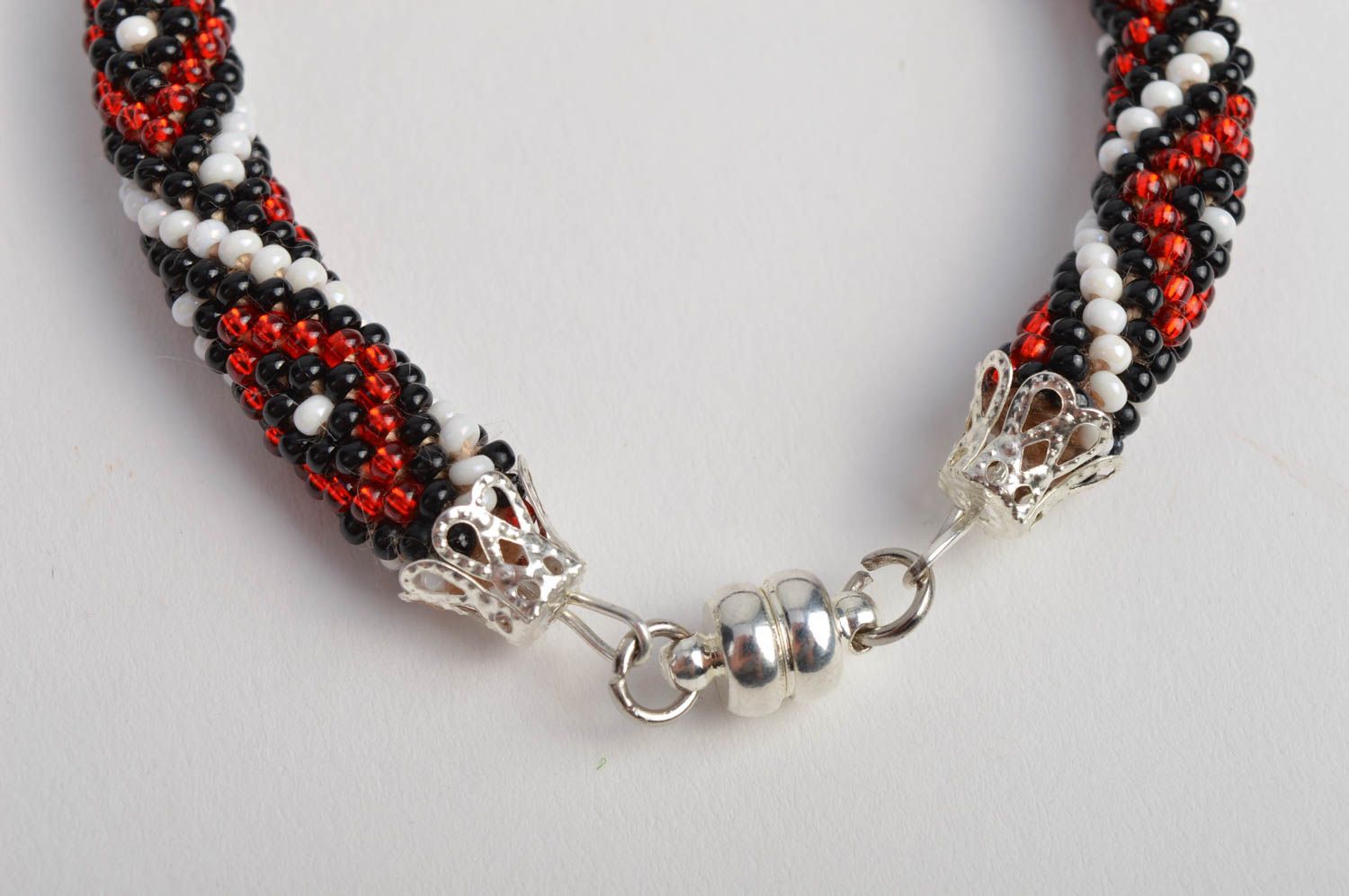 Bracelet perles de rocaille Bijou fait main noir-blanc-rouge Cadeau pour femme photo 5