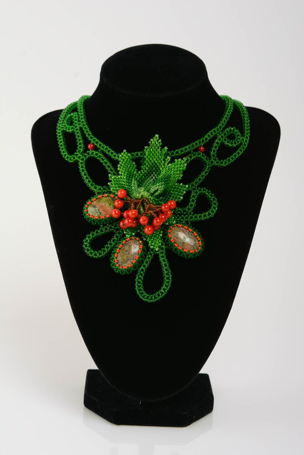 Künstlerisches originelles grünes Glasperlen Collier handmade mit Jaspis Koralle foto 2