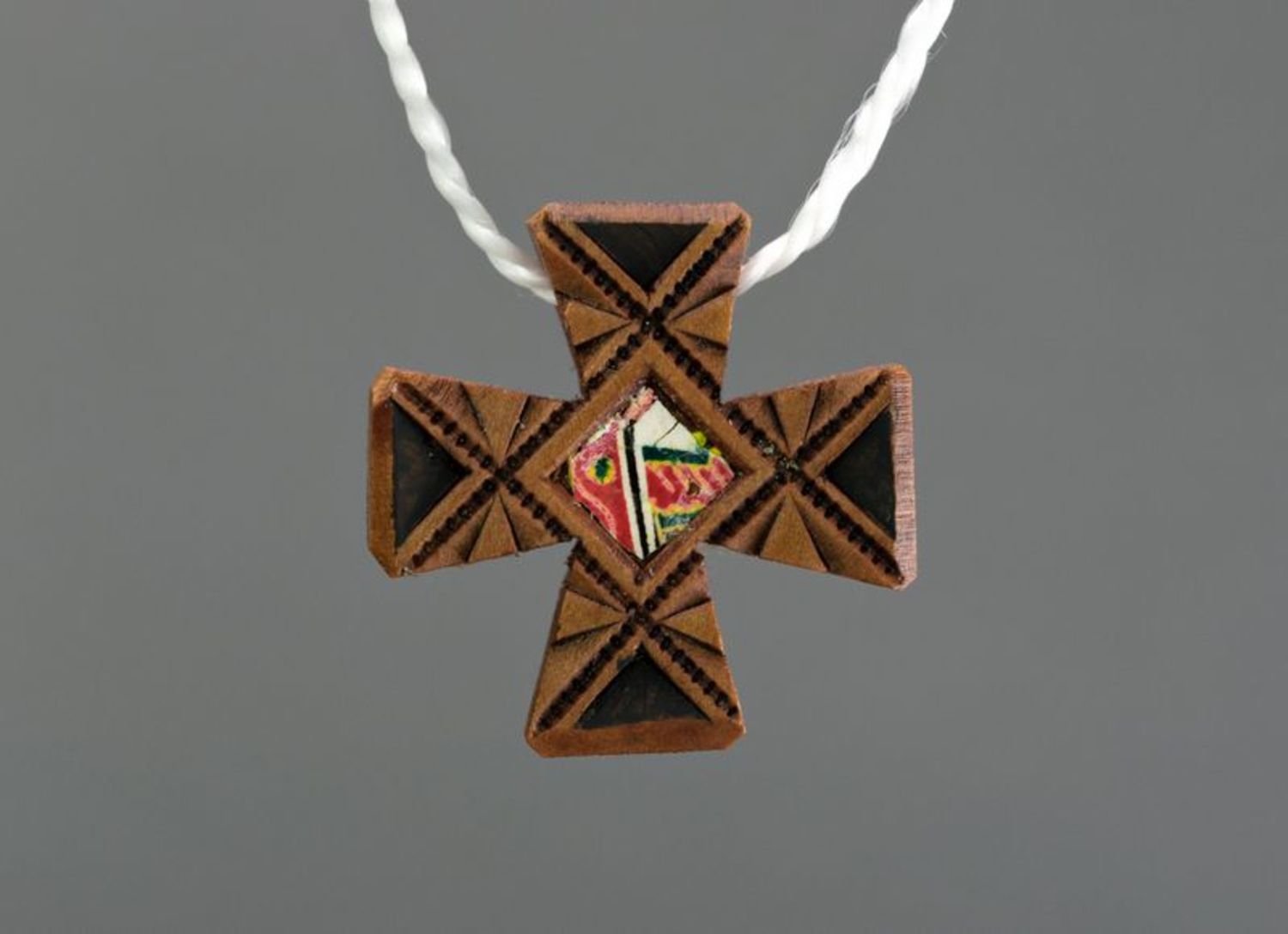 Croce di legno da collo fatta a mano Croce intagliata in legno Croce con laccio
 foto 2