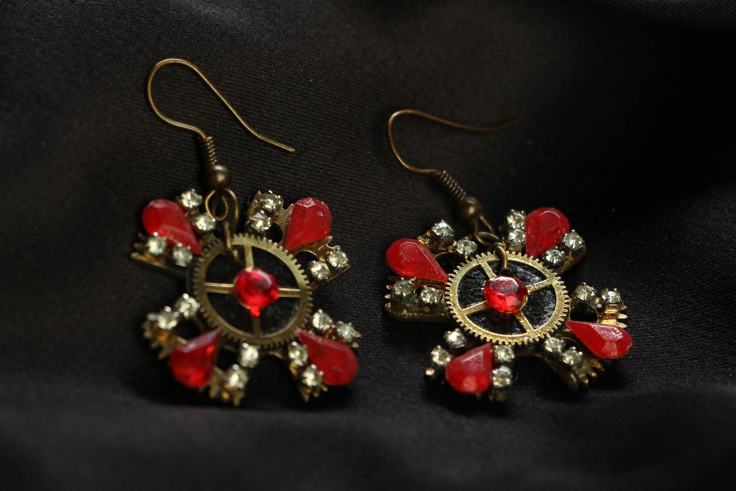Beaded earrings with gears photo 1