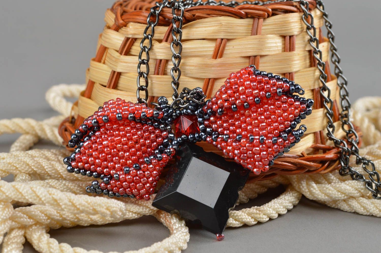 Broche papillon avec chaîne pendentif en perles de rocaille rouge noir fait main photo 1