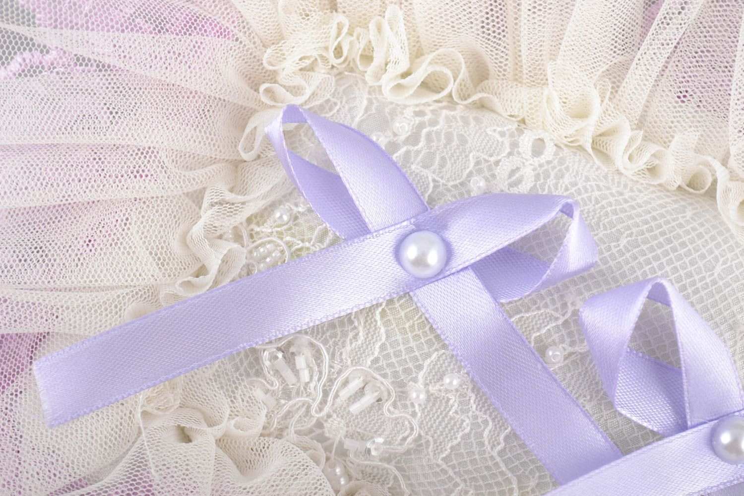 Свадебная подушечка для колец красивая пышная белая с фиолетовым ручная работа фото 2