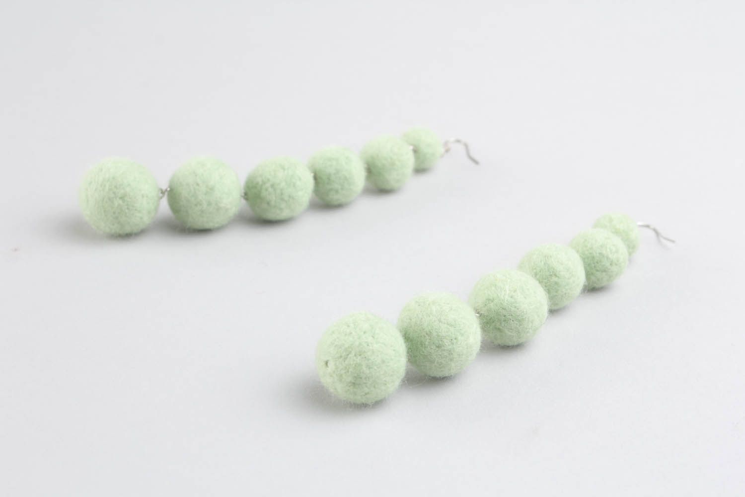 Boucles d'oreilles en laine feutrée longues vert pastel photo 5