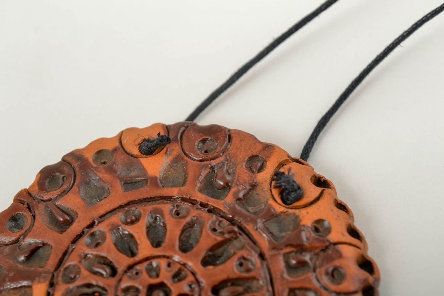 Кулон ручной работы керамическое украшение круглое красивое украшение на шею фото 4