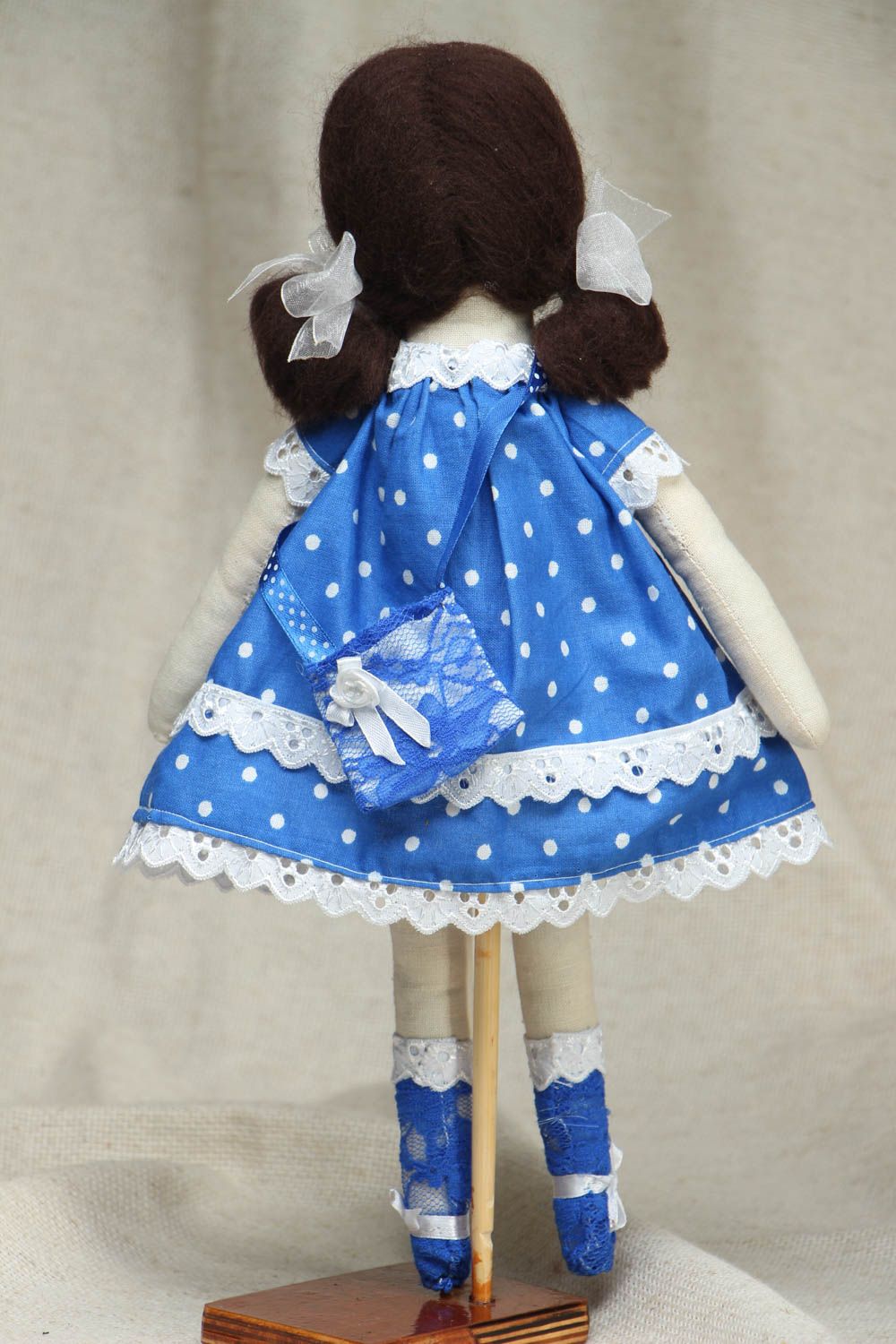 Künstler Puppe aus Stoff in blauem Kleid foto 3