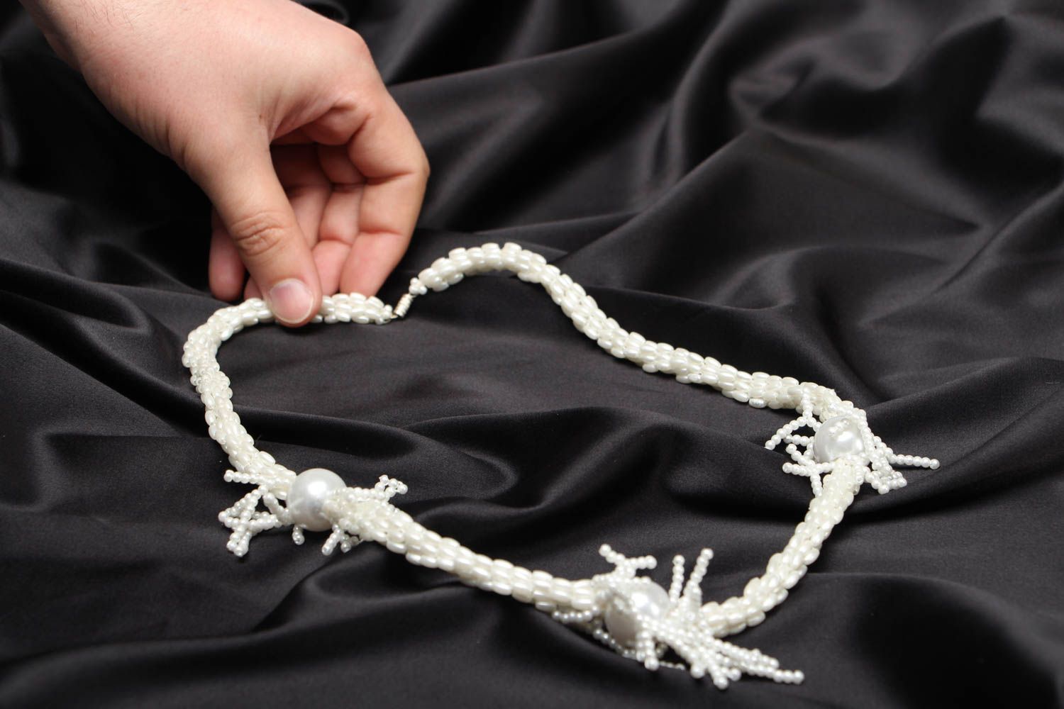 Плетеное ожерелье из ниток белое с бусинами фото 3