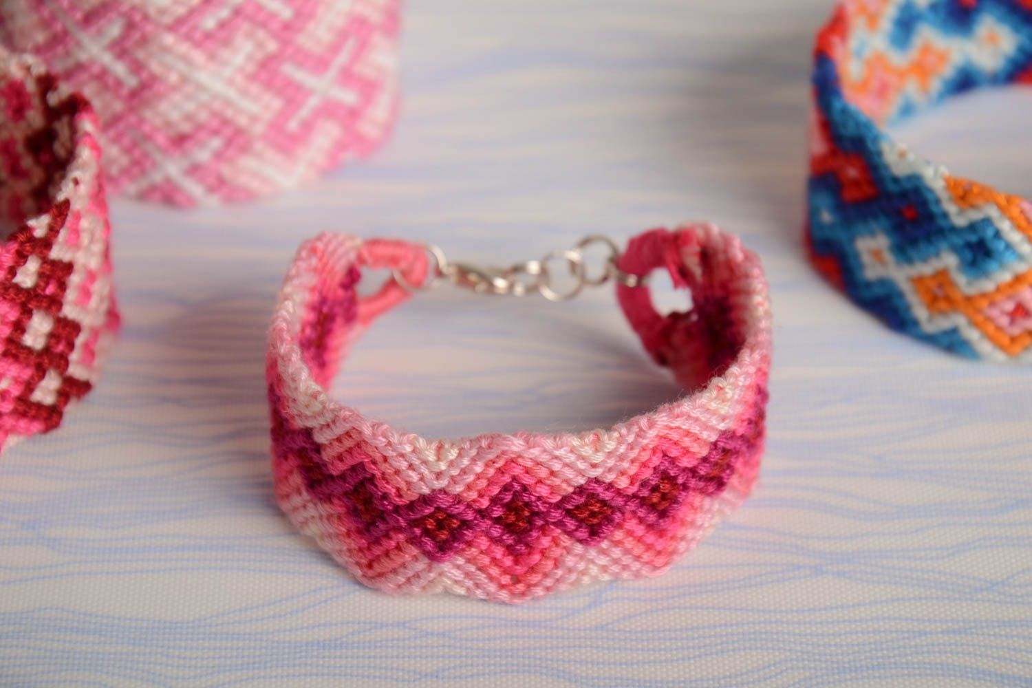 Handgemachtes geflochtenes Armband aus Fäden Mouline rosa rot schön breit für Frau foto 1