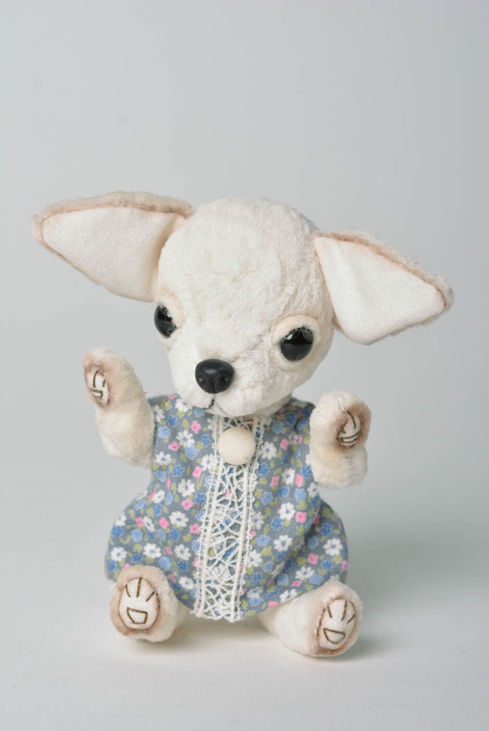 Интересный подарок игрушка ручной работы плюшевая собачка белая маленькая фото 4