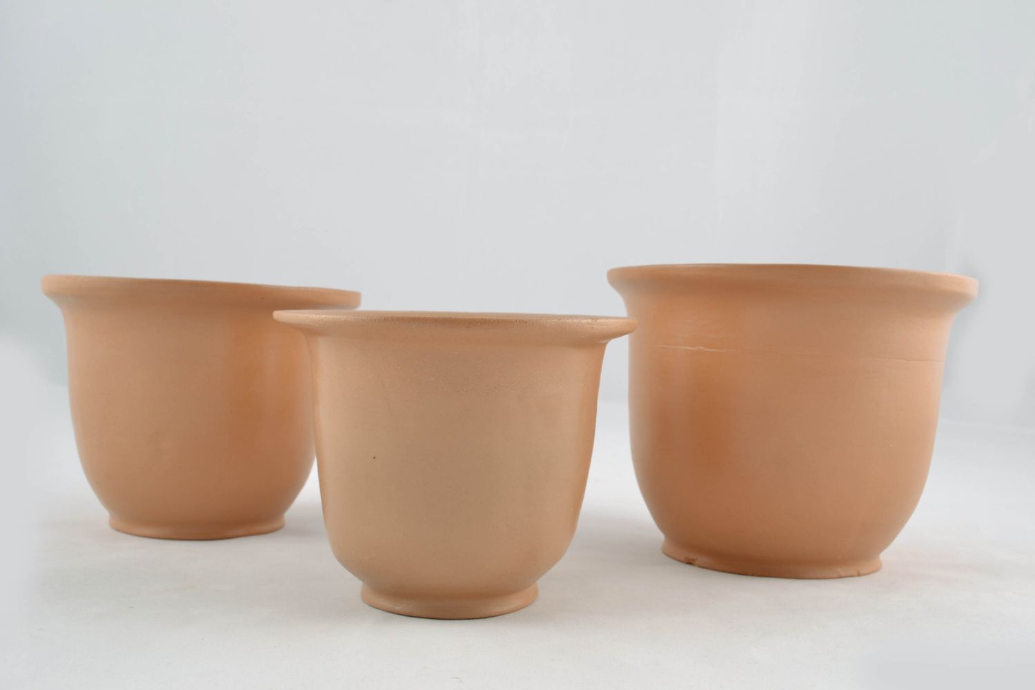 Set of three ceramic flower pots 5,5 inches tall and 7 inches wide without any patterns 3,3 lb photo 4
