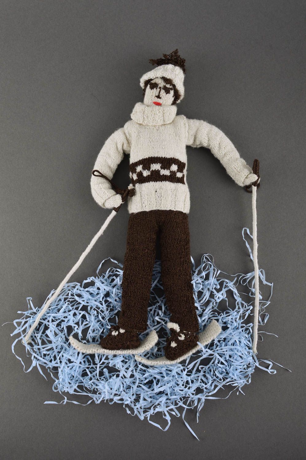 Peluche tricotée au crochet Jouet fait main Skieur en pull Cadeau enfant photo 1