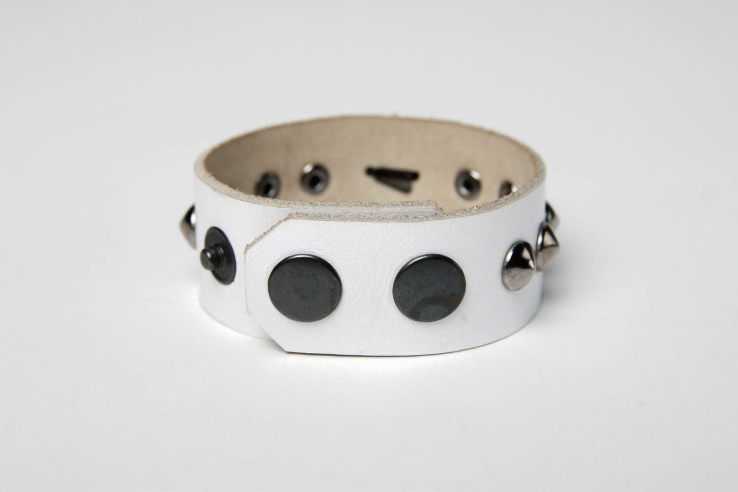 Handmade weißes Armband aus Leder Designer Schmuck Accessoire für Frauen Kröne foto 5