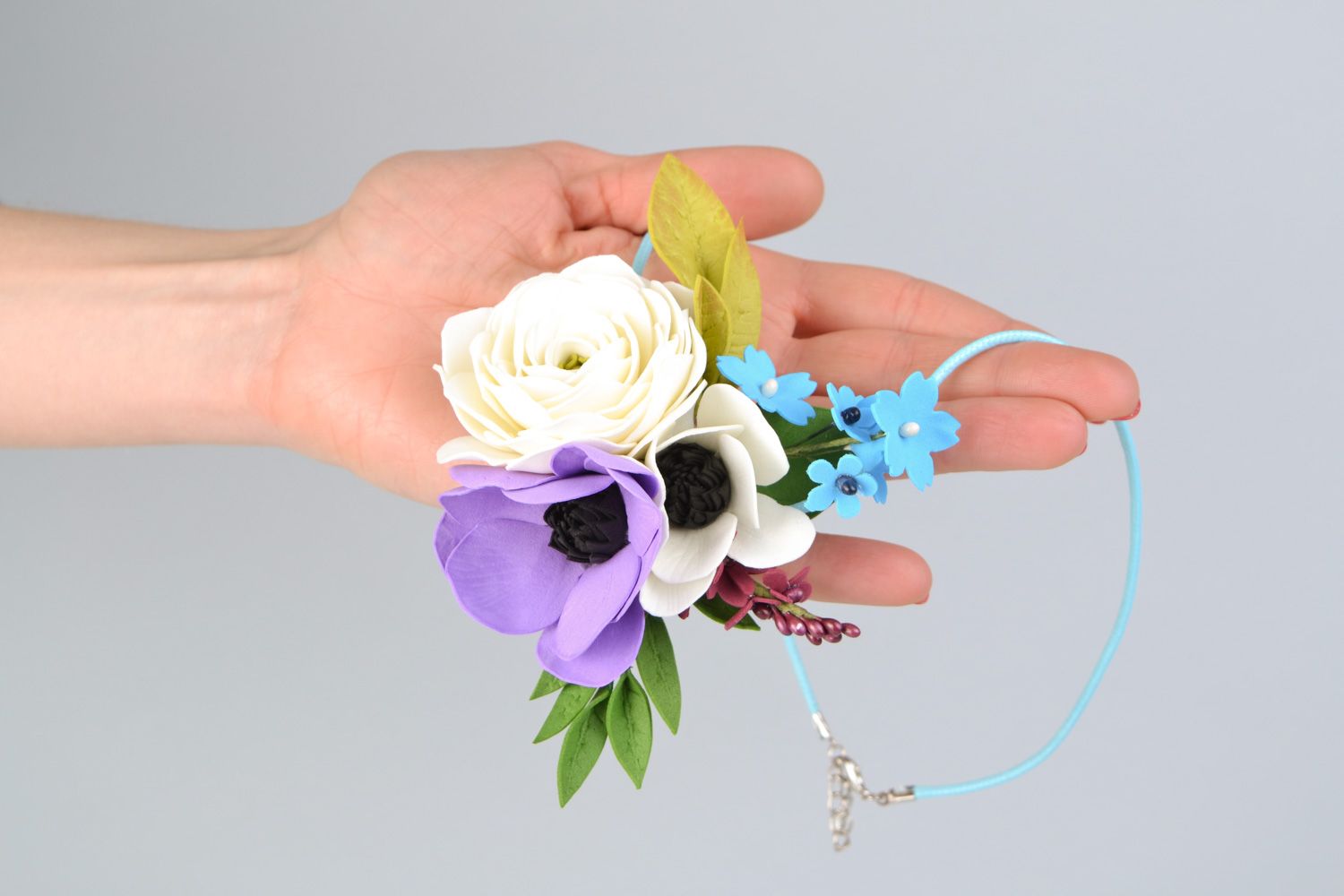 Collar artesanal de gamuza plástica con flores foto 2
