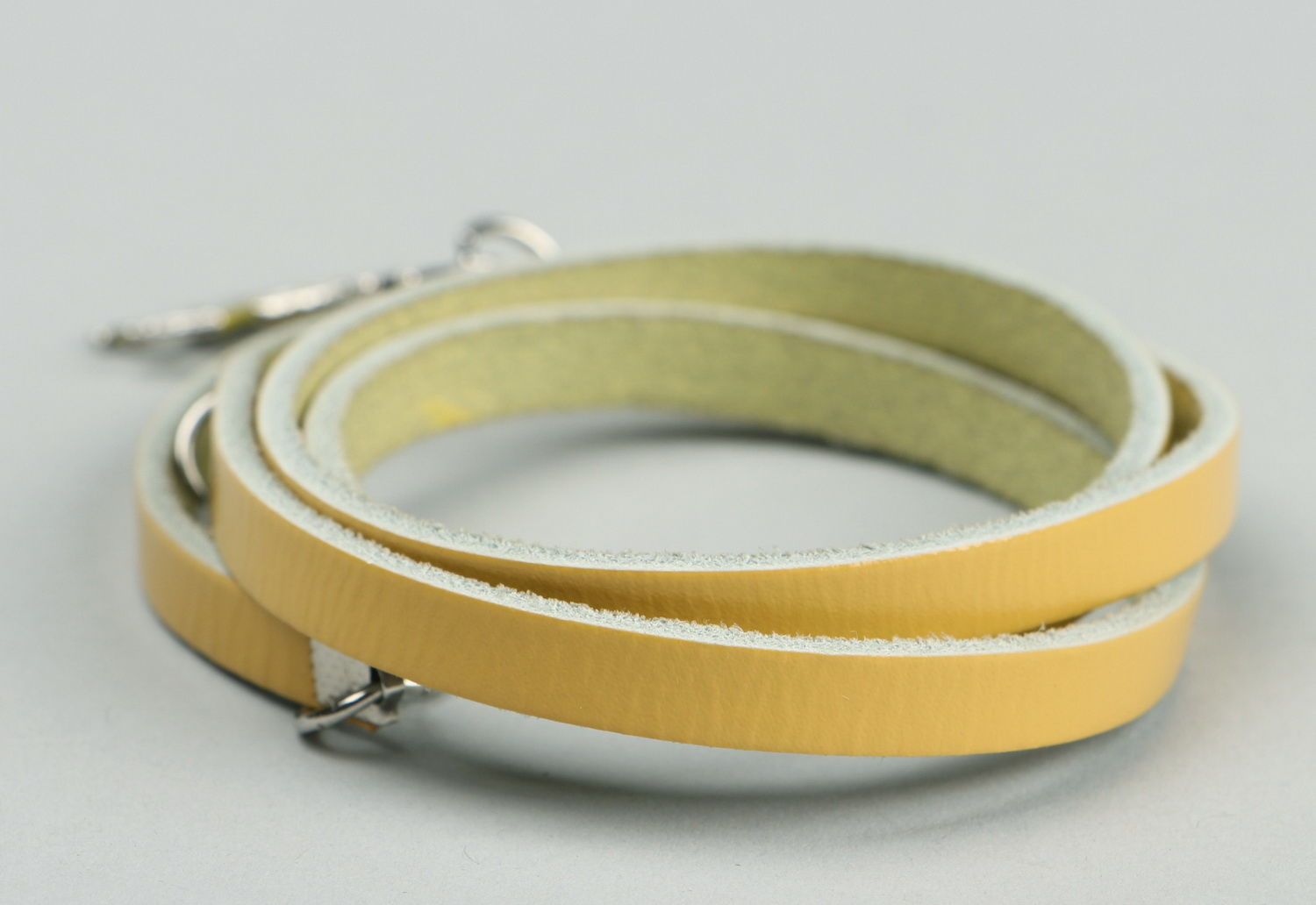 Beige leather bracelet with pendants photo 4