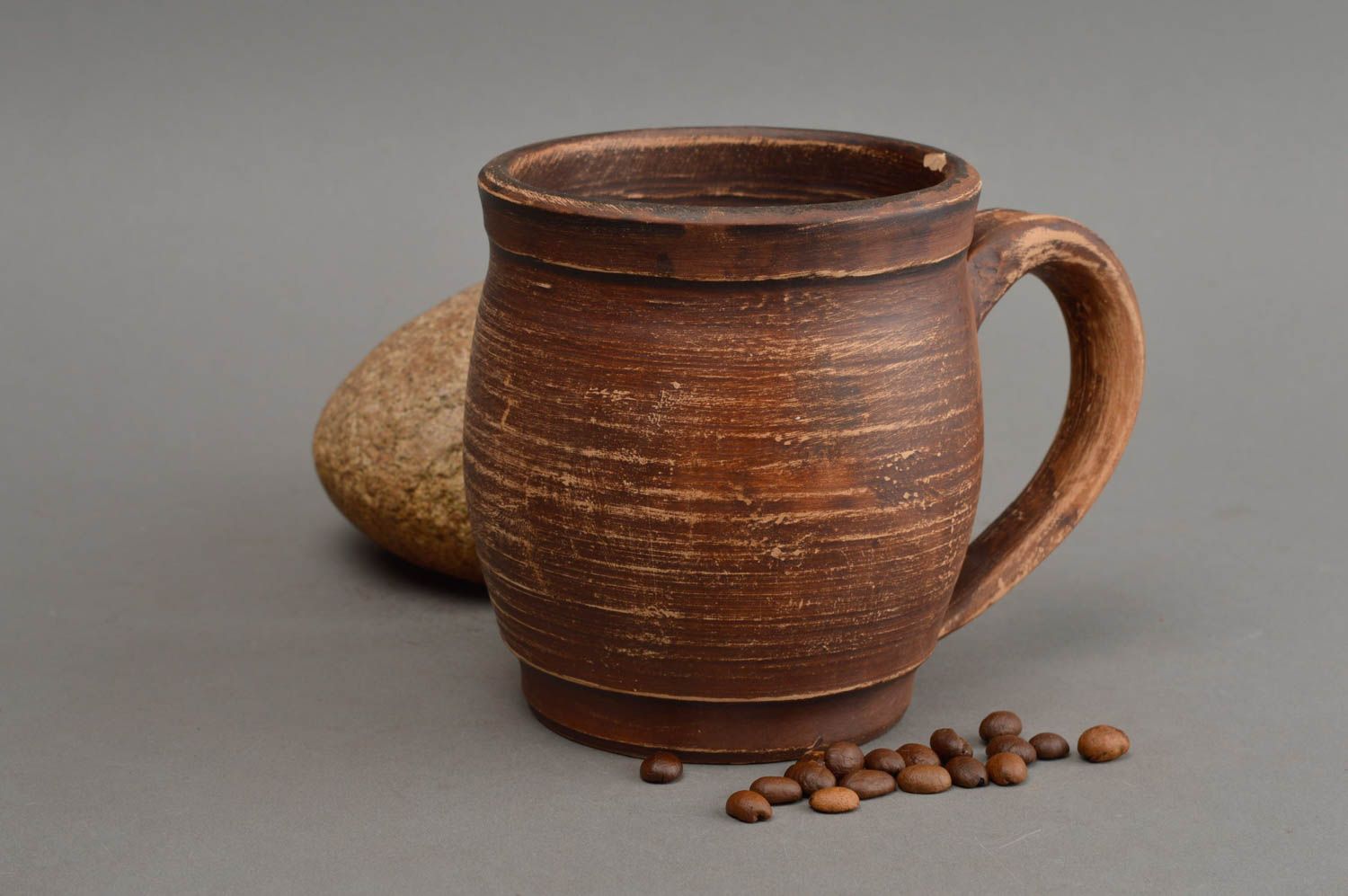 Глиняная чашка коричневая ручной работы объемом 400 мл с кантом снизу красивая фото 1