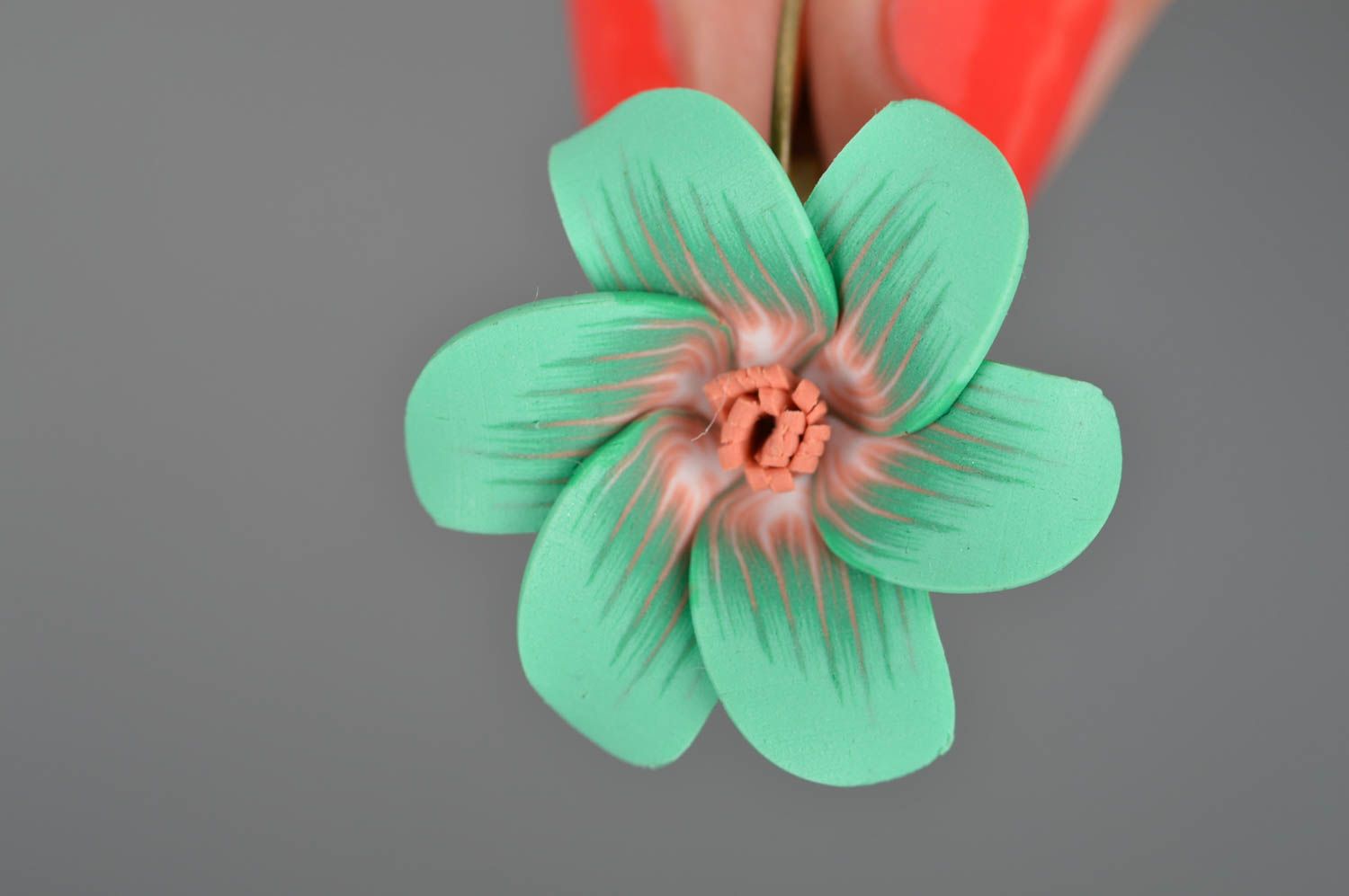 Серьги из полимерной глины ручной работы с подвесками цветами красивые фото 3