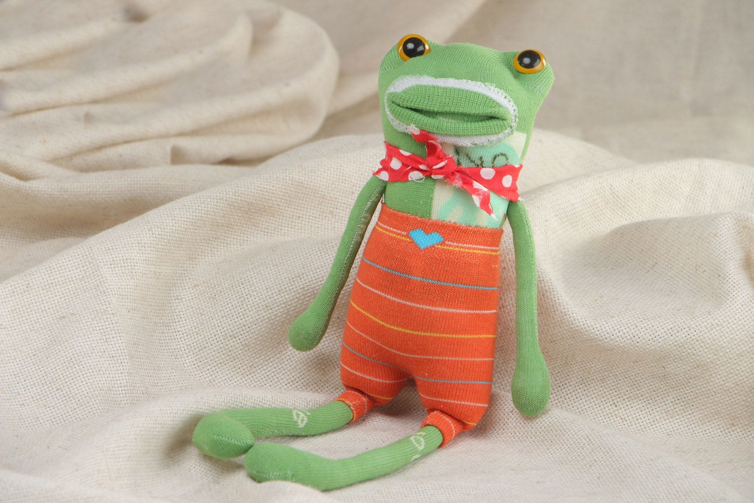 Mittleres grünes handgemachtes Stofftier Frosch aus Socken in Kleidung für Kinder foto 5