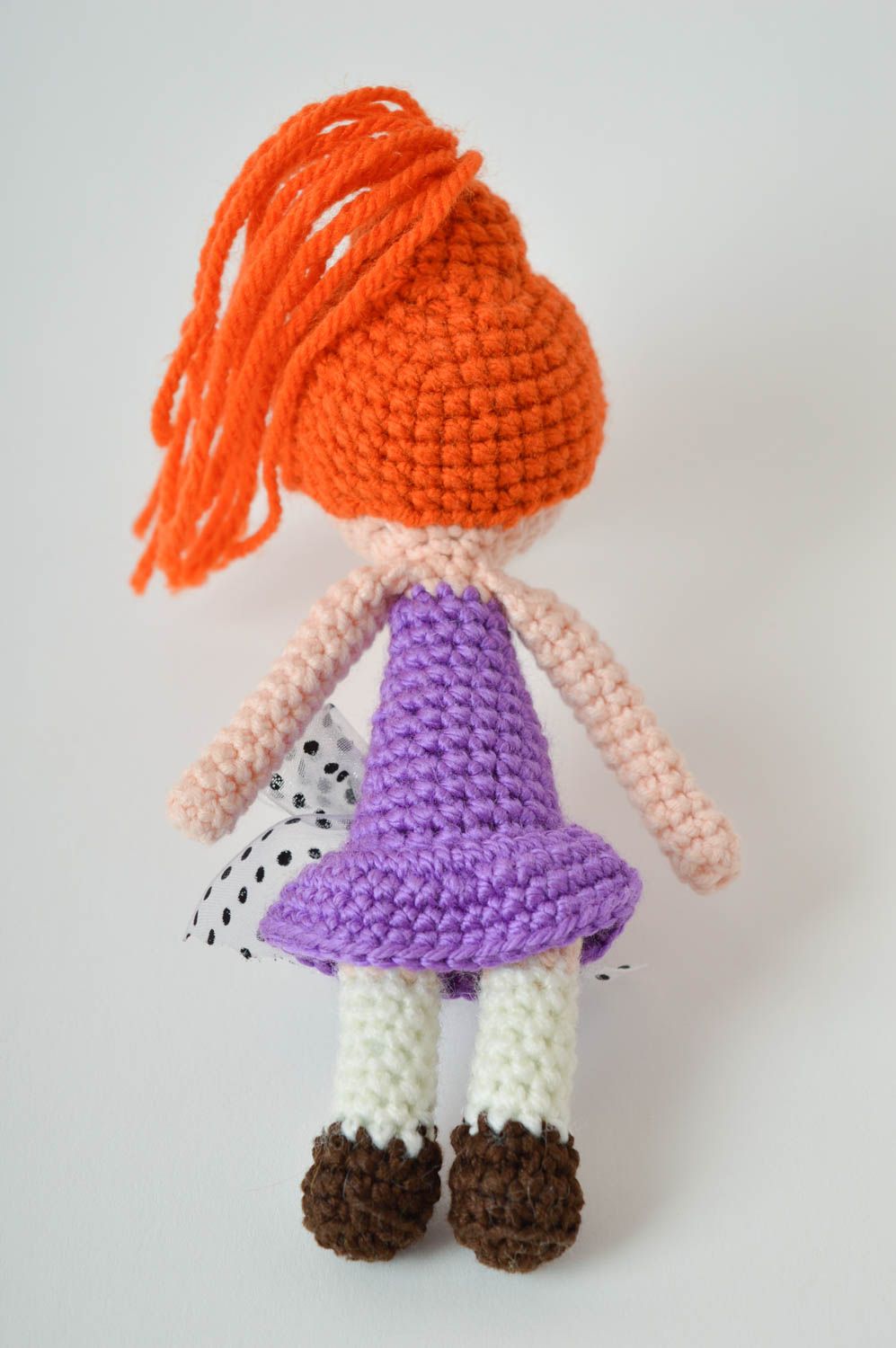 Мягкая игрушка кукла ручной работы рыжая девочка кукла крючком в лиловом платье фото 4