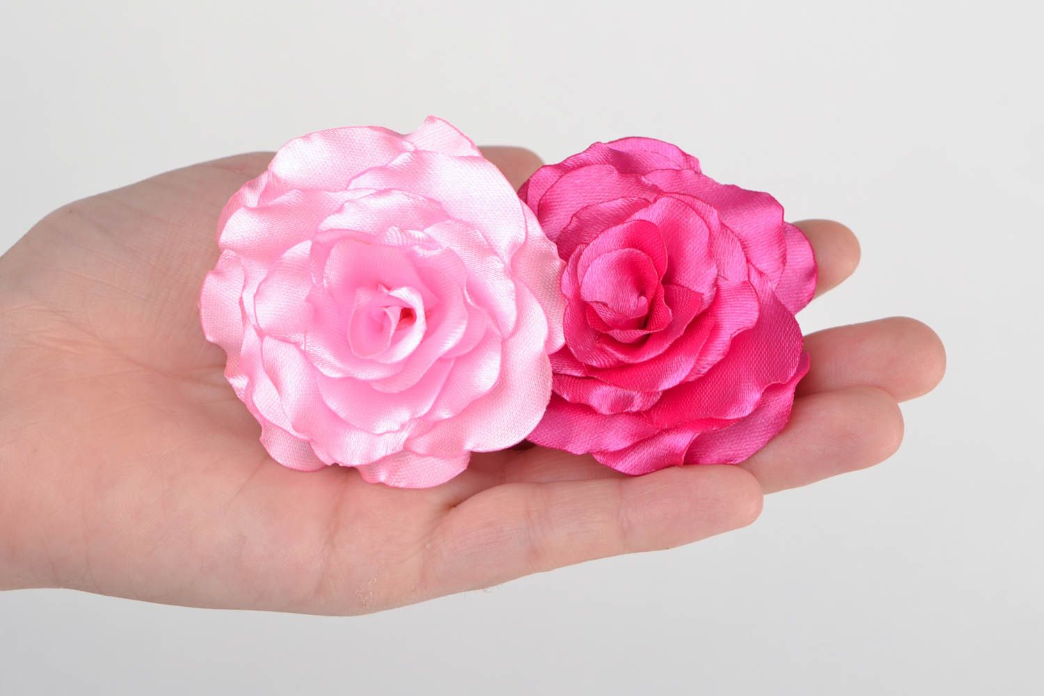 Резинки для волос с цветами из атласных лент ручной работы набор 2 штуки Розы фото 2
