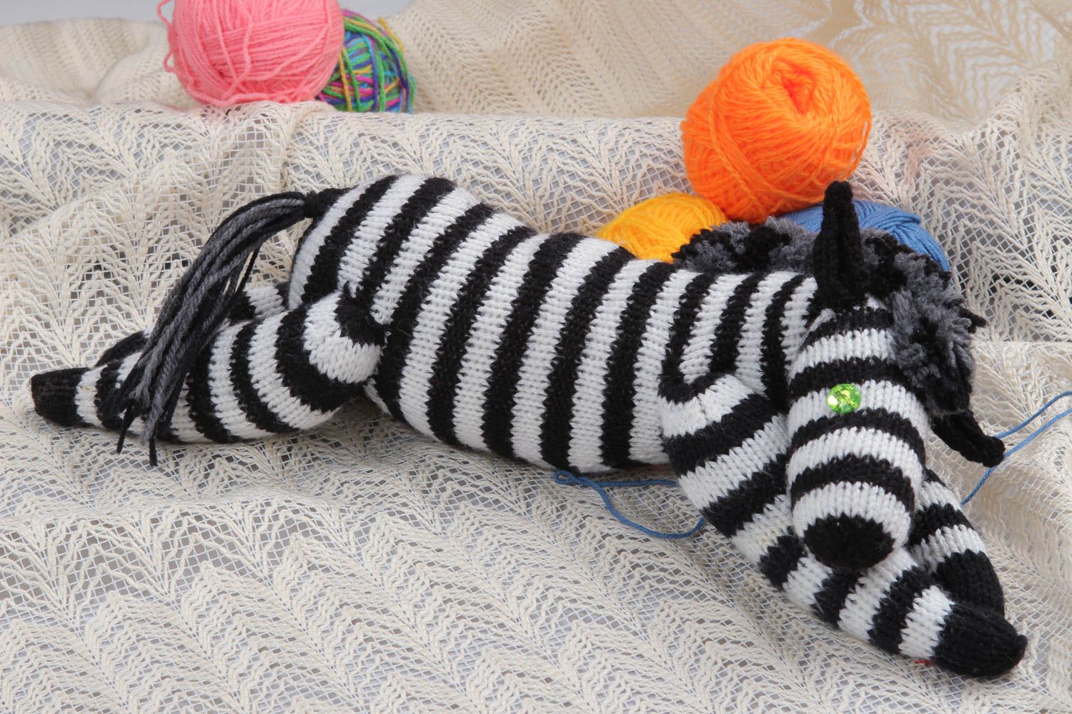 Peluche zèbre faite main Jouet tricoté en fils de mi-laine Cadeau enfant photo 1