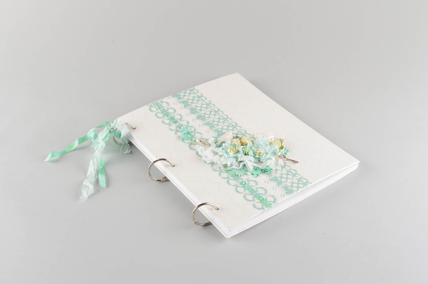 Schönes Gästebuch zur Hochzeit handmade Scrapbooking Technik in Weiß und Grün foto 2
