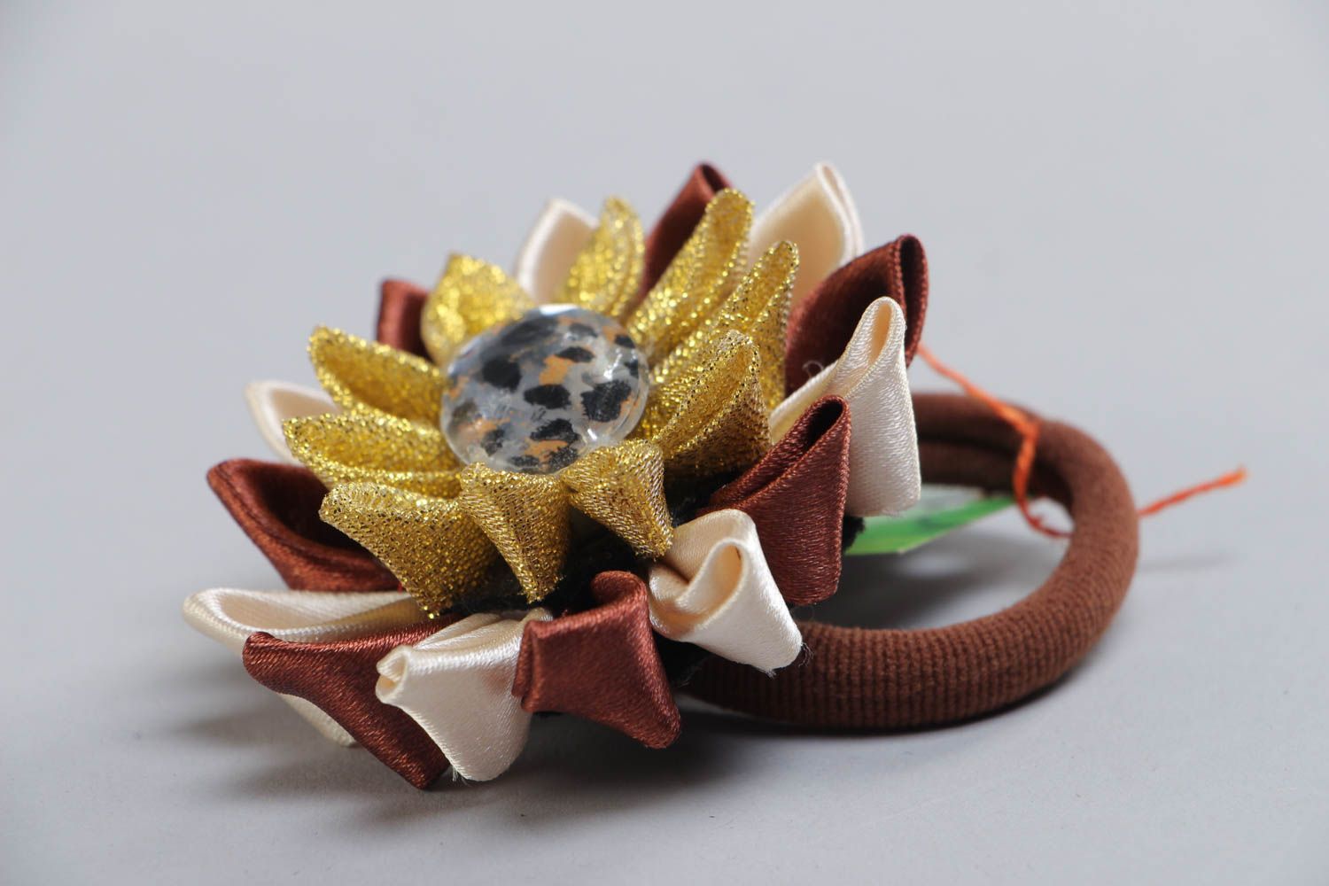 Brauner Haargummi mit Blume aus Atlasbändern Kanzashi Technik handmade foto 3
