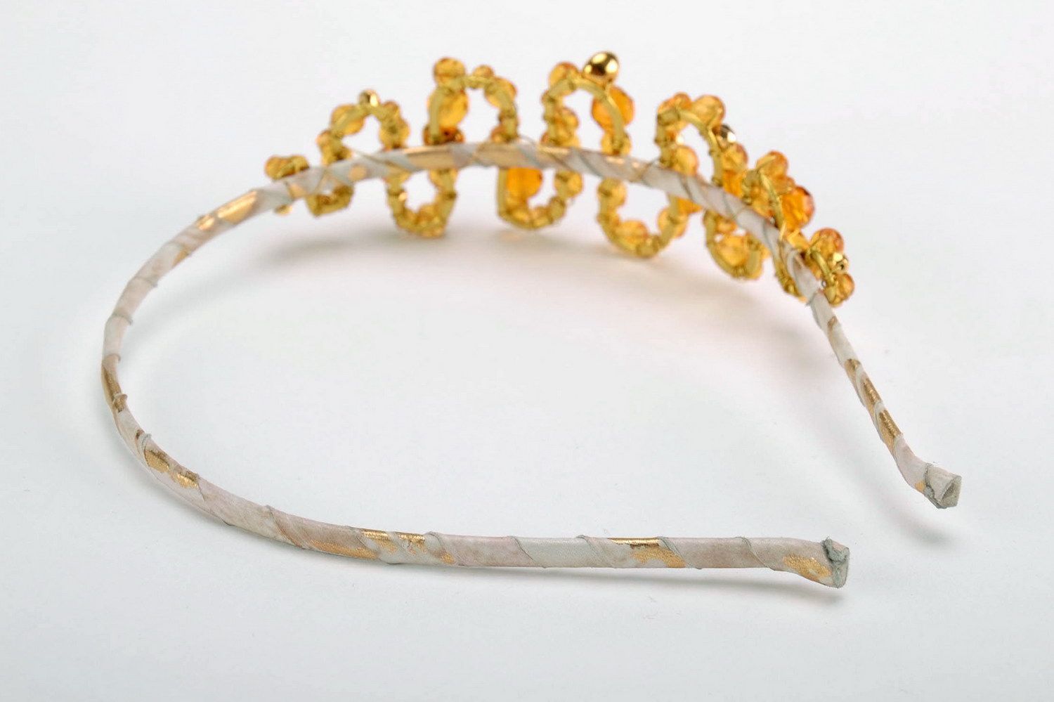 Serre-tête artisanal en perles de rocailles dorées photo 4