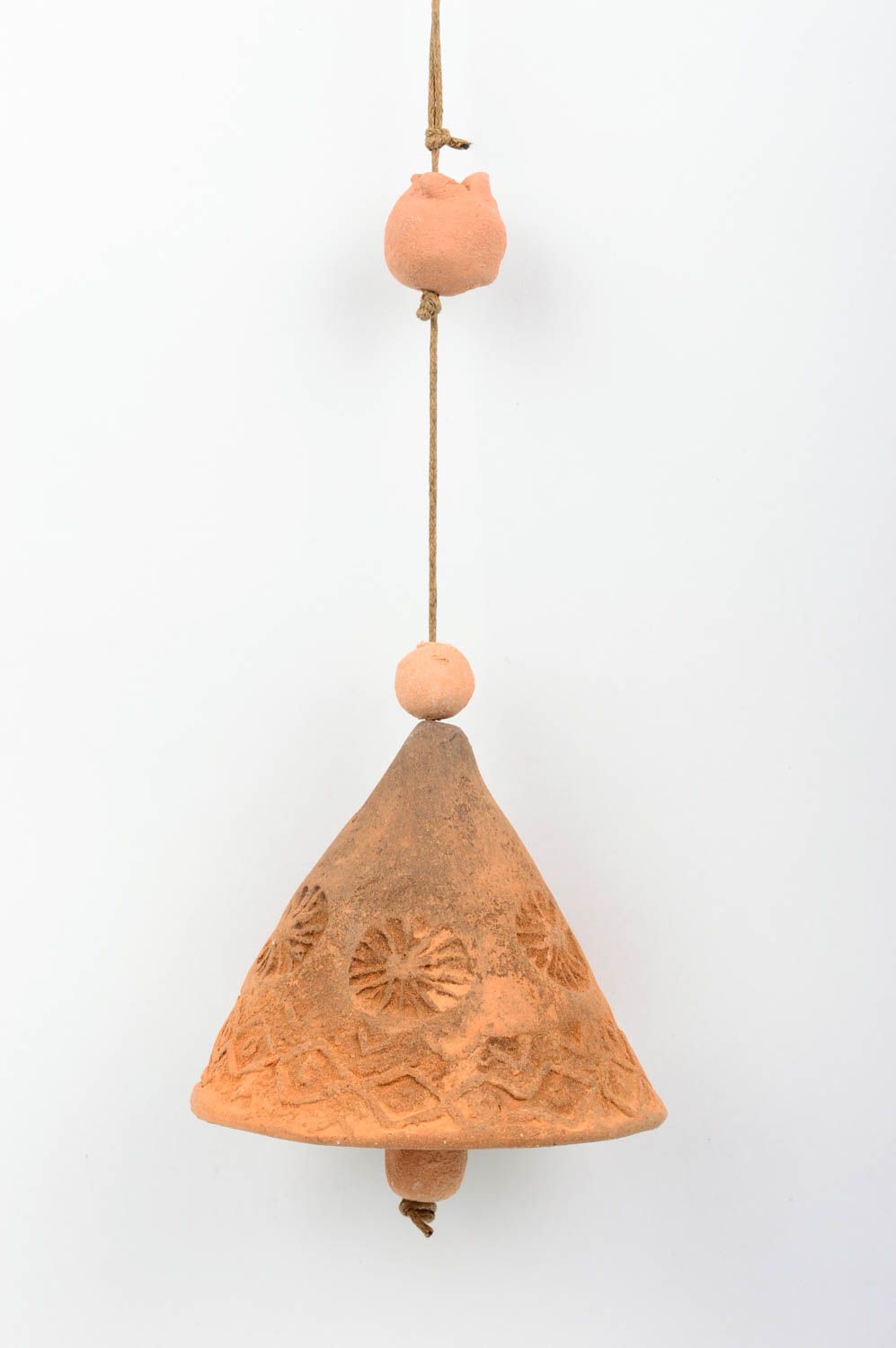 Cloche décorative à suspendre en argile faite main originale avec ornement photo 1