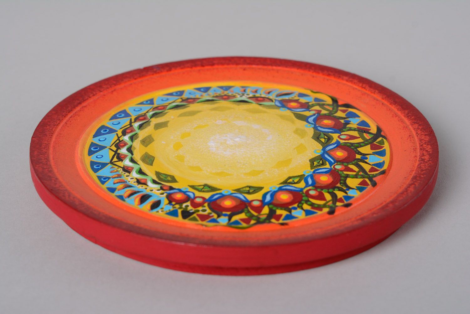 Декоративная тарелка из дерева с яркой росписью красивая небольшая ручной работы фото 5
