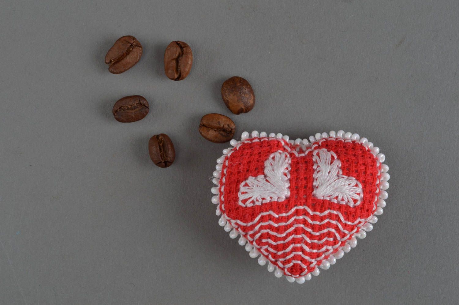 Маленькая декоративная мягкая игрушка сердце с вышивкой и бисером ручная работа фото 1